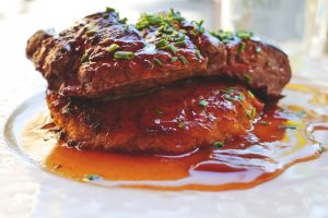 Biefstuk met saus van rode ui